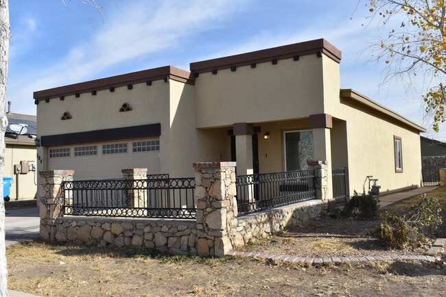 704 Lt Joe Magallanes Rd in El Paso, TX - Building Photo - Building Photo