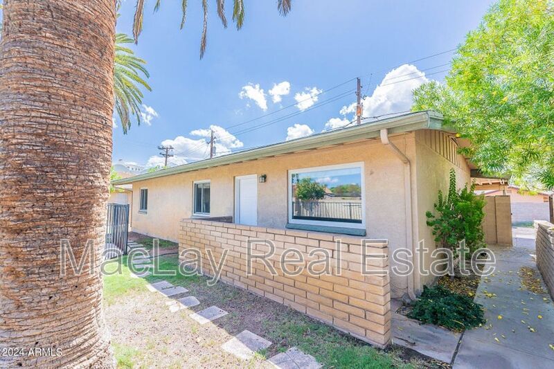4943 E Indian School Rd in Phoenix, AZ - Building Photo