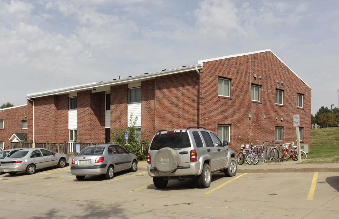 Ben Apartments in Bennington, NE - Foto de edificio