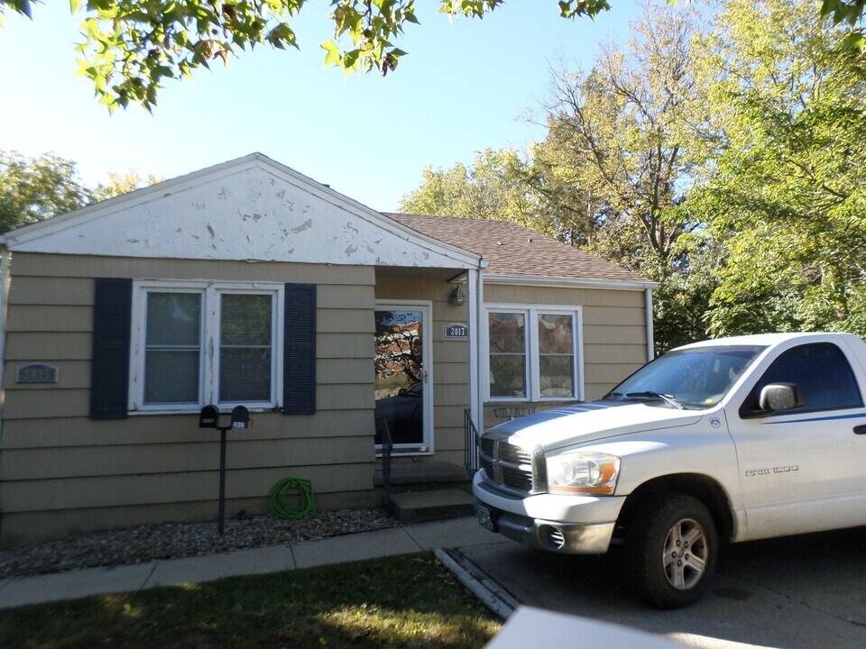 2015-2017 Anderson Ave in Manhattan, KS - Building Photo