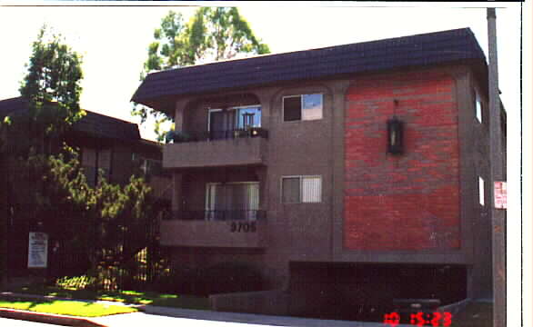 9705 Glasgow in Los Angeles, CA - Foto de edificio