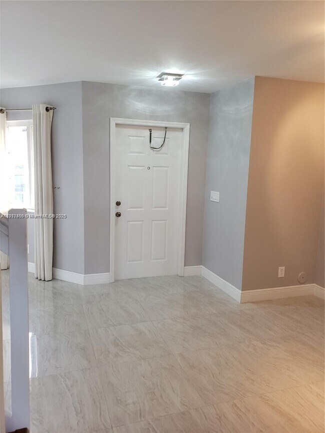 20886 NW 2nd St in Pembroke Pines, FL - Foto de edificio - Building Photo