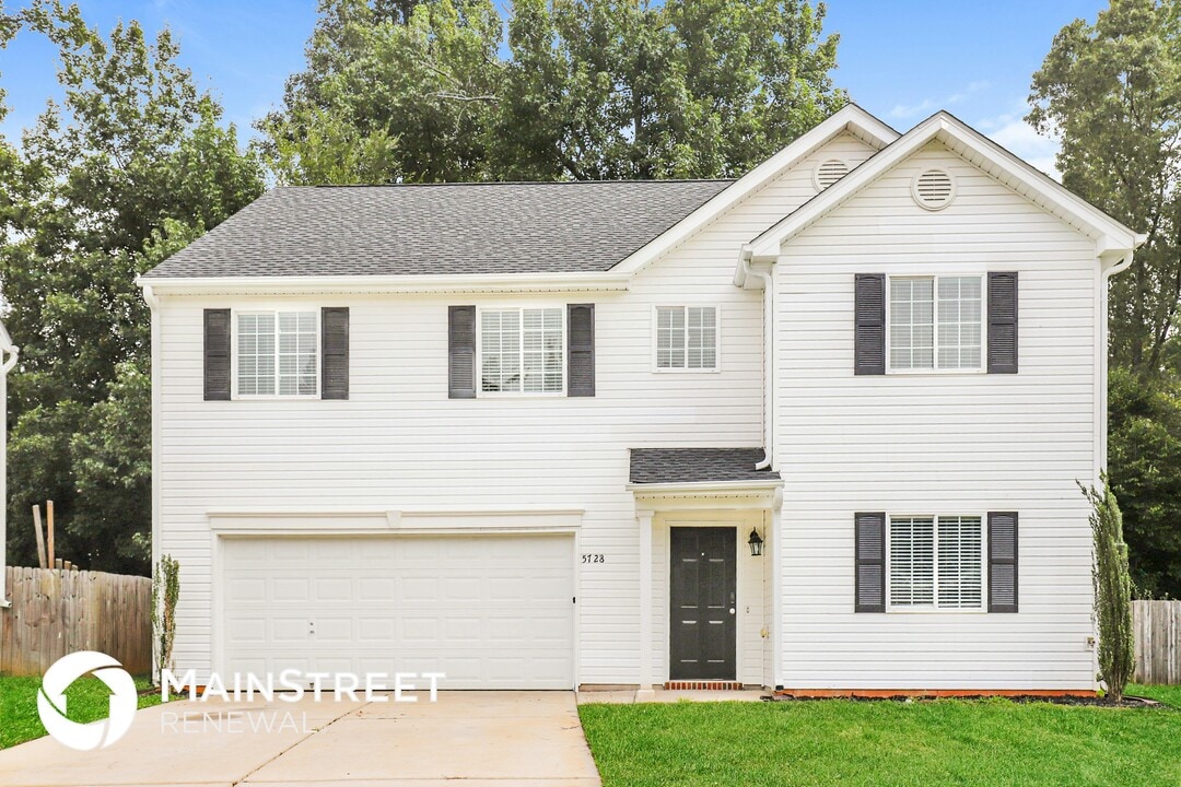 5728 Hidden Lake Dr in Browns Summit, NC - Building Photo