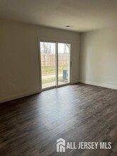 111 Kings Ct in Woodbridge, NJ - Building Photo - Building Photo
