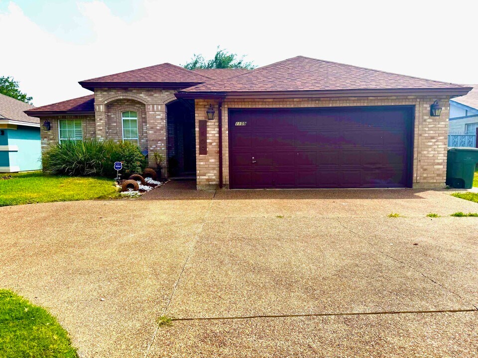 1109 Sapphire St in Laredo, TX - Building Photo