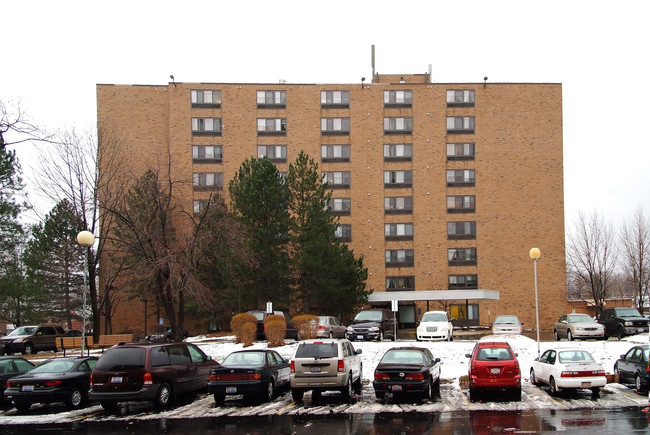 Warrensville Community Apartments in Cleveland Heights, OH - Foto de edificio - Building Photo