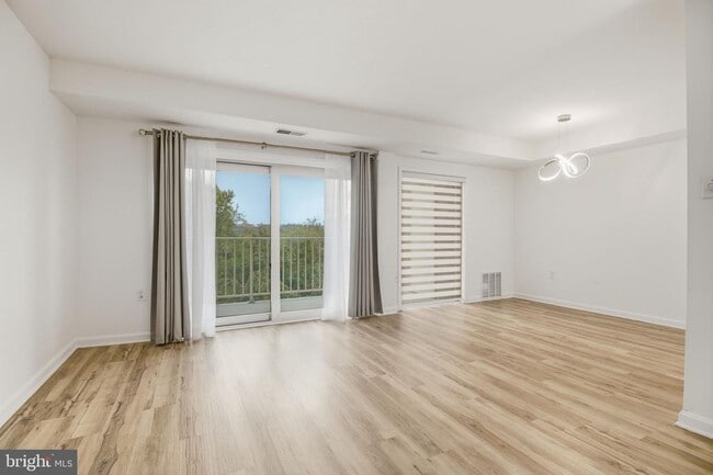 5250 Valley Forge Dr in Alexandria, VA - Building Photo - Building Photo