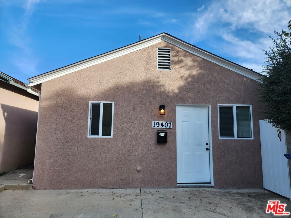 19407 Calvert St in Los Angeles, CA - Building Photo