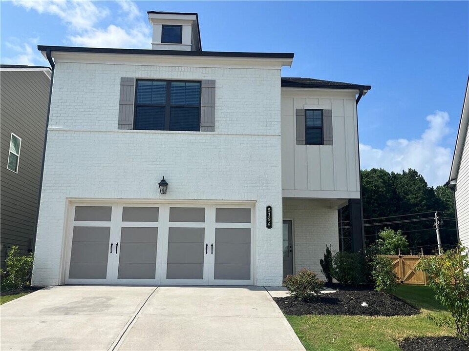5196 Fox Den Rd in Oakwood, GA - Building Photo