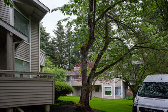 Pointe East in Redmond, WA - Foto de edificio - Building Photo