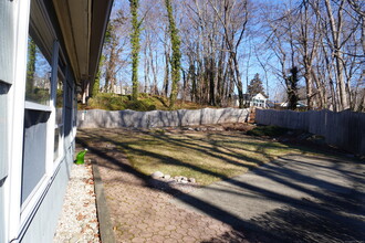 262 Alps Rd in Branford, CT - Building Photo - Building Photo