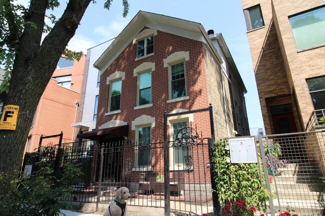 property at 825 N Hermitage Ave
