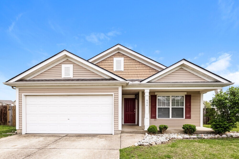 606 Blossom Hill Dr in Smyrna, TN - Building Photo