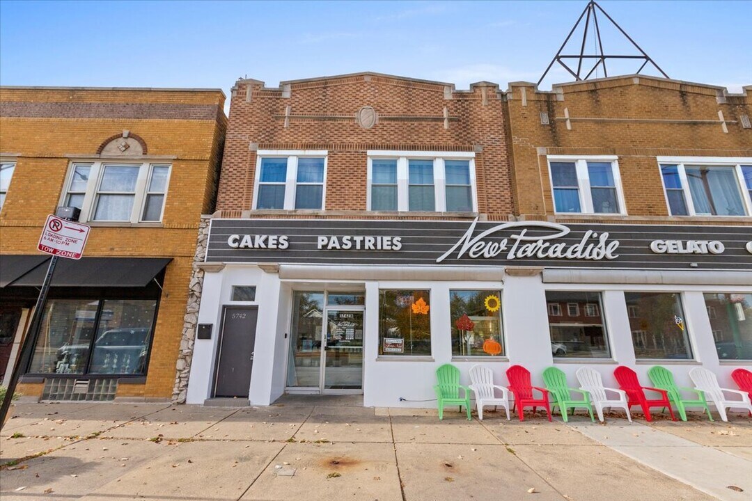 5742 N Milwaukee Ave in Chicago, IL - Building Photo