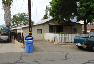 121-A B Apricot St in Oak View, CA - Building Photo
