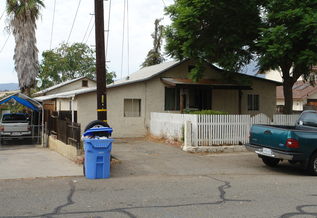 121-A B Apricot St in Oak View, CA - Foto de edificio