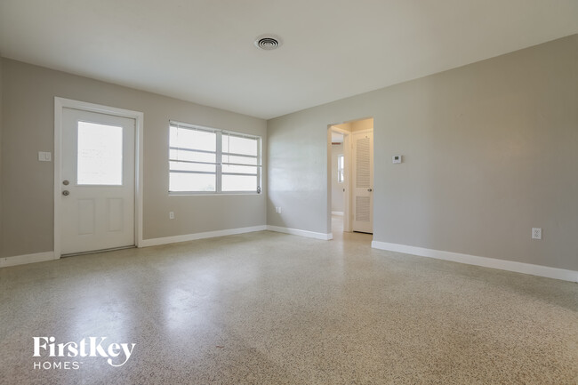 75 Lakeview Ln in Englewood, FL - Building Photo - Building Photo