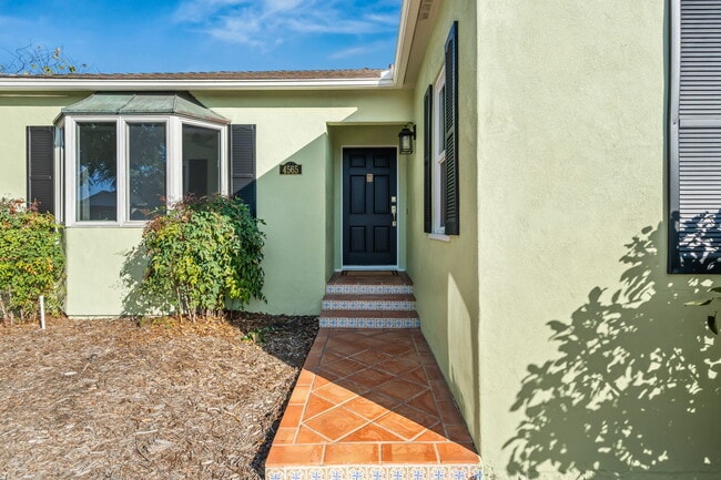 4565 Estrella Ave in San Diego, CA - Foto de edificio - Building Photo