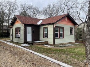 903 Haynes Street, Unit A in Denton, TX - Foto de edificio - Building Photo