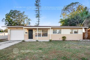 3655 Searobin Dr SE in St. Petersburg, FL - Building Photo