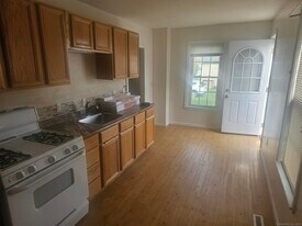 48 Mechanic St in Stonington, CT - Building Photo