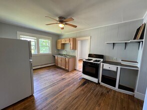 27 Maple Street in Windsor, VT - Foto de edificio - Interior Photo
