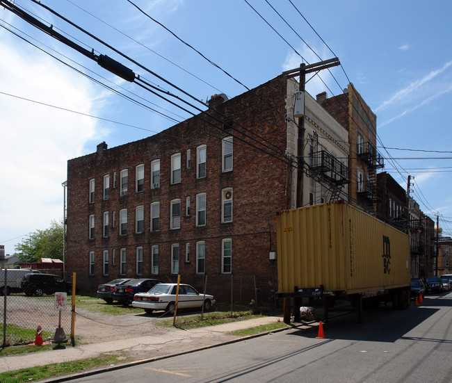 305 Oliver St in Newark, NJ - Foto de edificio - Building Photo