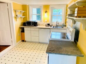 1579 Pleasant St, Unit Upstairs in South Lee, MA - Foto de edificio - Building Photo