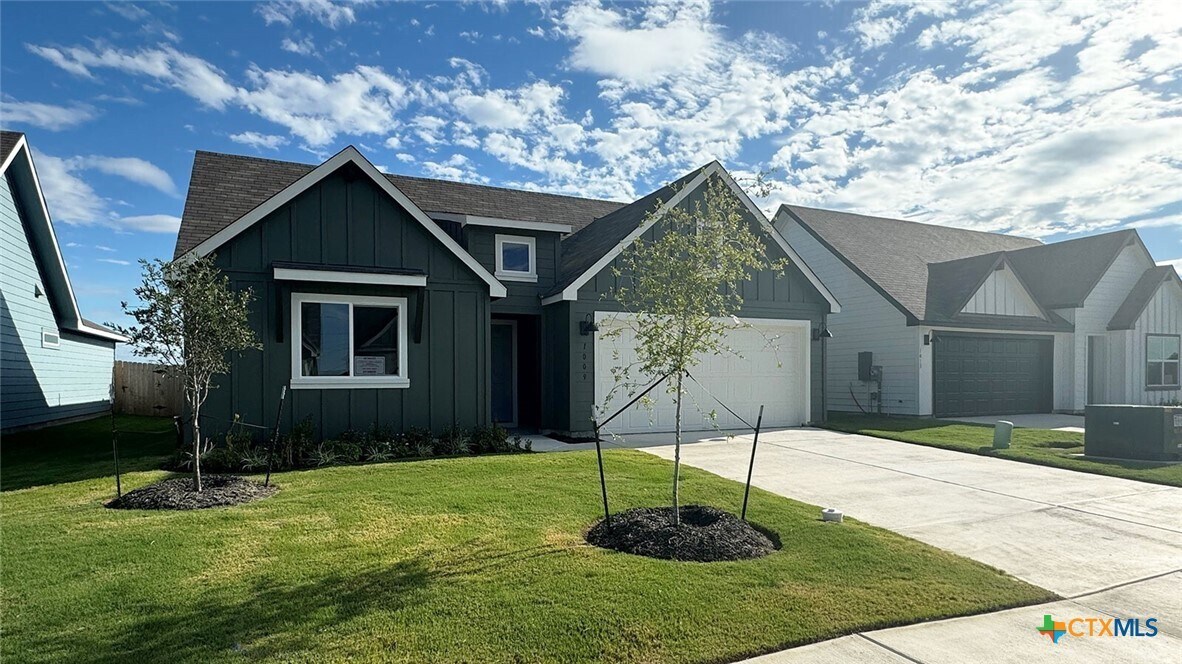 1009 Alma Dr in Seguin, TX - Foto de edificio