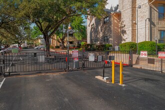 Devonshire Condominiums in San Antonio, TX - Building Photo - Building Photo