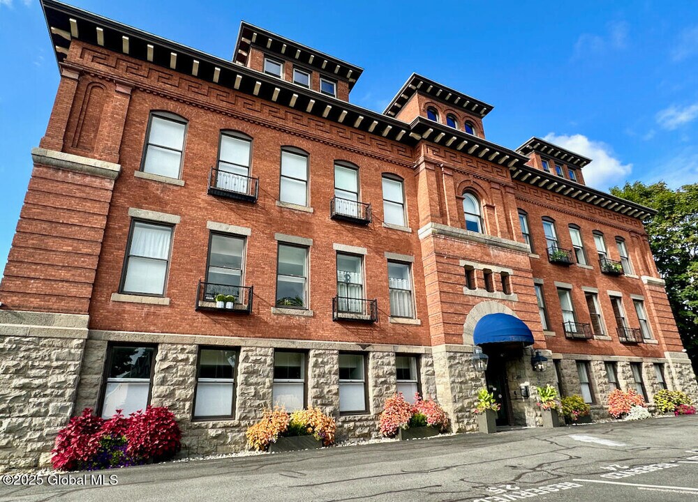 77 Van Dam St in Saratoga Springs, NY - Foto de edificio