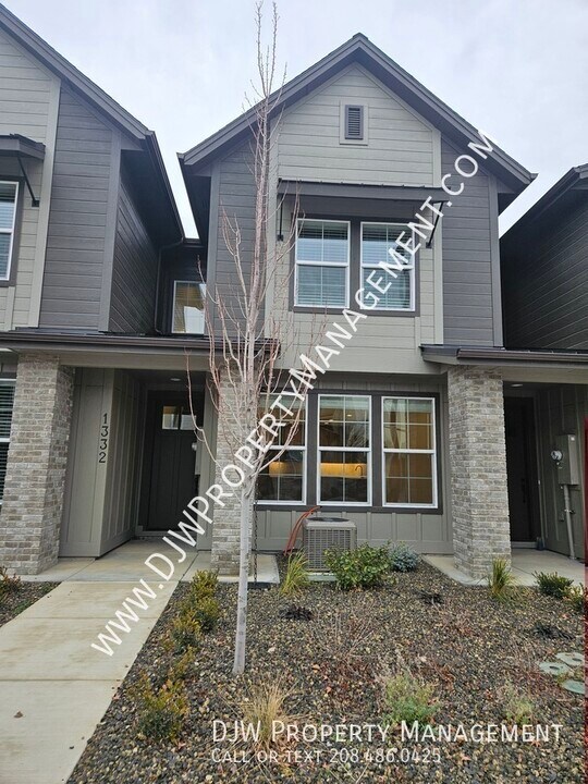 1332 N Meadowglen Ave in Meridian, ID - Building Photo