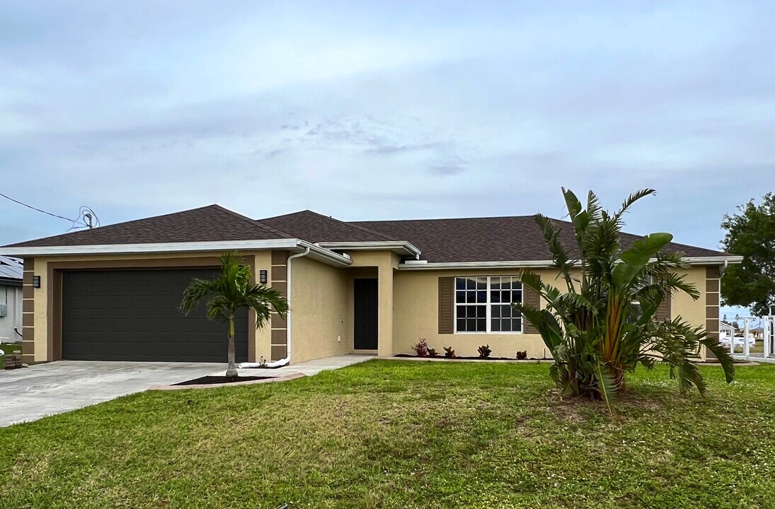 2033 NW 1st Pl in Cape Coral, FL - Building Photo