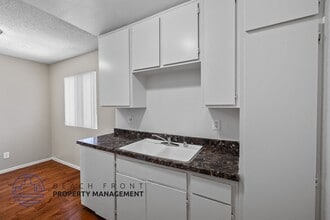 1880 Locust Ave in Long Beach, CA - Building Photo - Building Photo