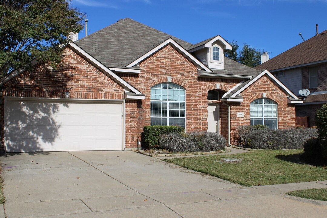 108 Mary Pat Dr in Grand Prairie, TX - Building Photo