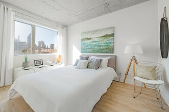 L'Hexagone Appartements in Montréal, QC - Building Photo - Building Photo
