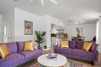 1479 E Francis Dr in Palm Springs, CA - Foto de edificio - Building Photo