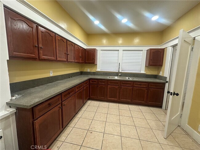 1054 W 46th St in Los Angeles, CA - Building Photo - Building Photo