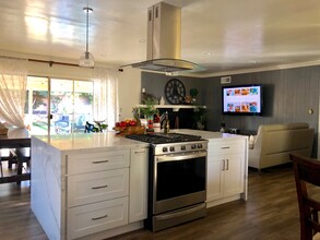 9333 Swinton Ave in North Hills, CA - Foto de edificio - Building Photo
