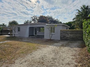 1030 NE 140th St in North Miami, FL - Foto de edificio - Building Photo