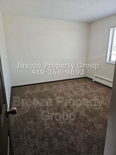 4912 Douglas Rd in Toledo, OH - Building Photo - Building Photo