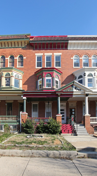 2705 Calvert St N in Baltimore, MD - Building Photo