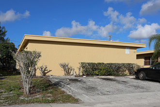 821 S H St in Lake Worth, FL - Building Photo - Building Photo