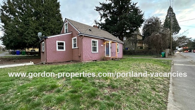 5806 SE Cesar Estrada Chavez Blvd in Portland, OR - Building Photo - Building Photo