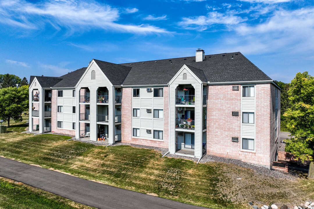 Hummingbird Cove Apartments in Plymouth, MN - Foto de edificio