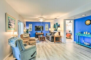 572 Bellaire Dr in Venice, FL - Building Photo