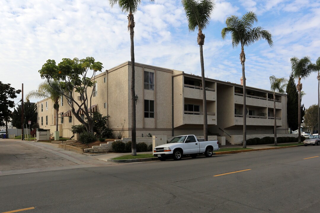 Villa  Corona in Coronado, CA - Building Photo