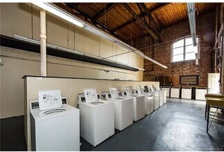 201 S Hoskins Rd, Unit 217 in Charlotte, NC - Foto de edificio - Building Photo