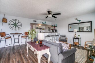 1327 Ave M 1/2-Unit -6 in Galveston, TX - Building Photo - Building Photo