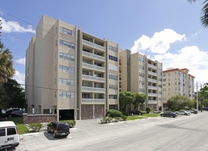 London Tower in Miami Beach, FL - Building Photo - Building Photo